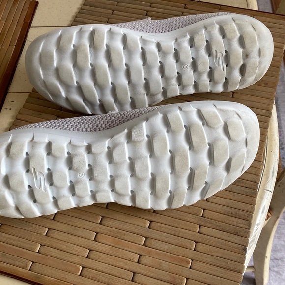 Skechers Women's Soft Gray Mesh Slip-On Goga Max /Gen 5 Walking Sneakers - Picture 5 of 6